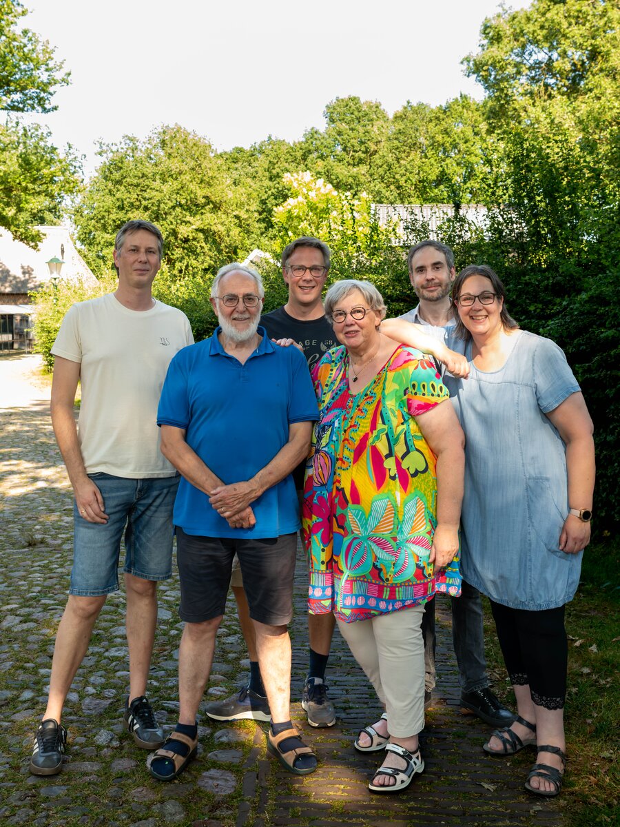Albert en Ine met Arjan, Radboud, Koen en Manon op het pad tussen de bomen