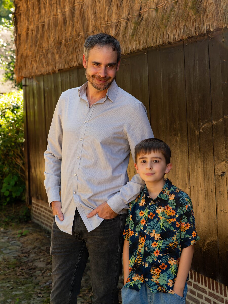 Koen en Luca voor de houten wand van de schaapskooi