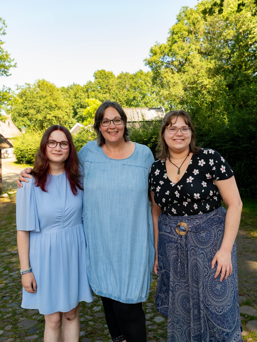Manon met Lenthe en Jasmijn naast elkaar op de keienstraat