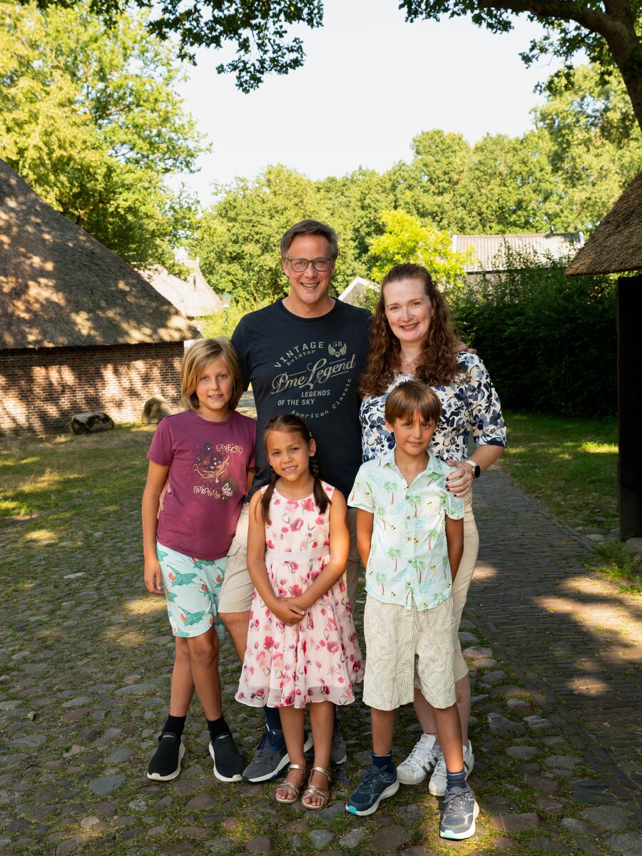 Radboud en Francien met Matthijs, Lukas en Iris voor de schuur